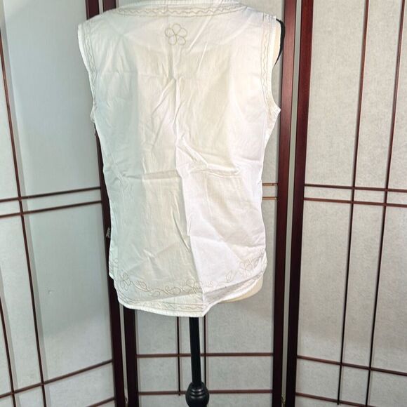 Kuhl while sleeveless top with cream floral embroidery - Picture 4 of 9
